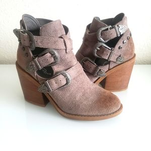 Cute booties in new condition. Size 6